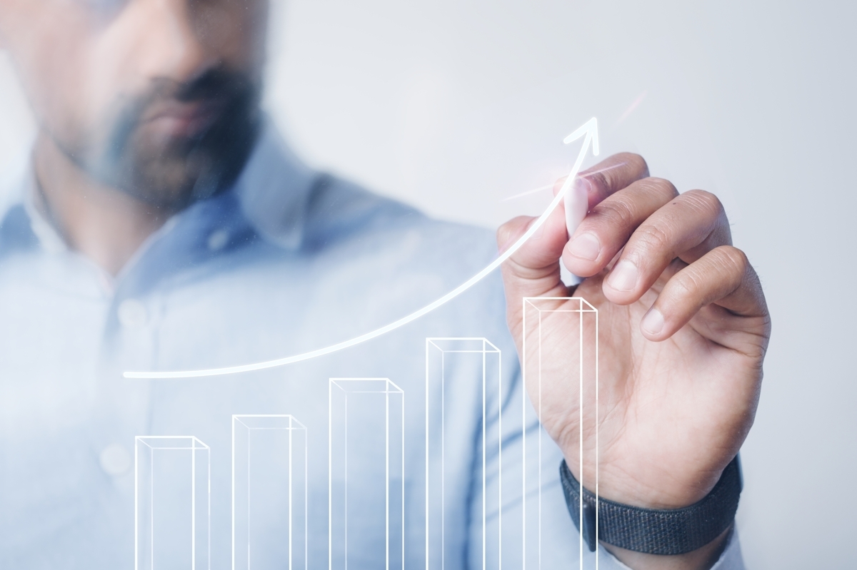 man_giving_business_presentation_using_high_technology_digital_pen_1